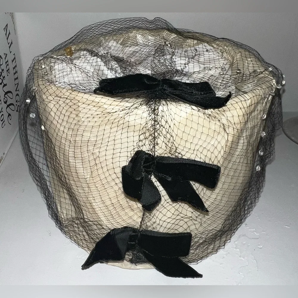 Vintage netting fascinator with small gems and bows - black - Picture 4 of 4